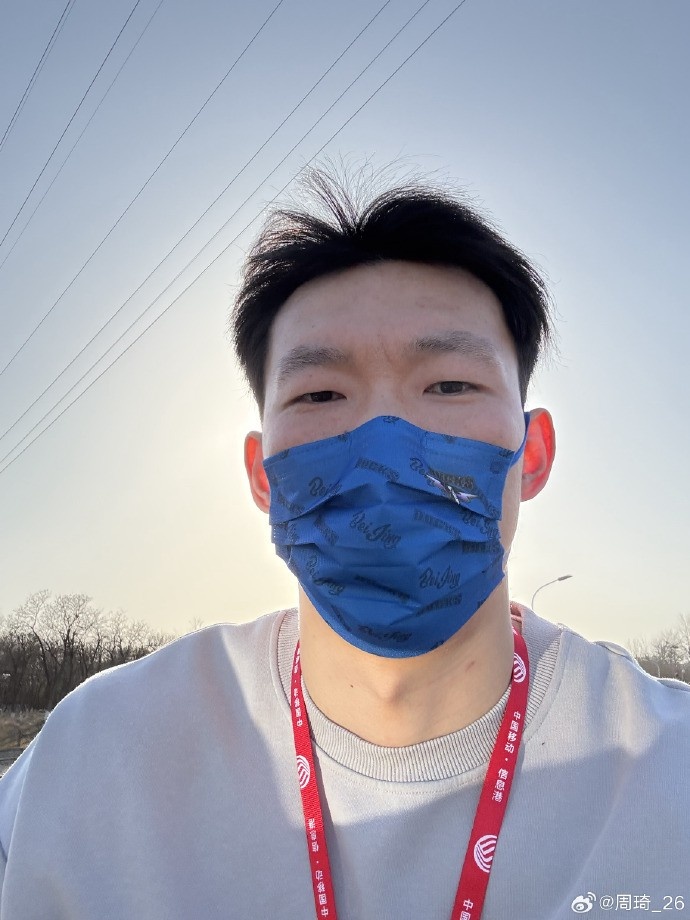悠閑！周琦騎京牌電動車出行：太陽出來了 開京牌兜兜風(fēng)！