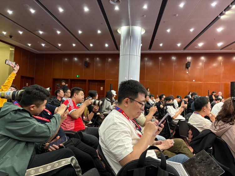 萬眾矚目！記者擠滿國足賽前新聞發(fā)布廳，賽場記者預(yù)計(jì)超300人