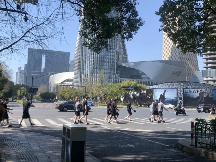 心態(tài)放松，有網(wǎng)友拍到澳大利亞隊(duì)早上在萬(wàn)象城citywalk