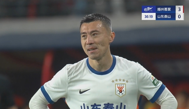 34分鐘0-3落后！36歲鄭錚苦笑36歲大雷沮喪 替補(bǔ)席黃政宇神態(tài)輕松