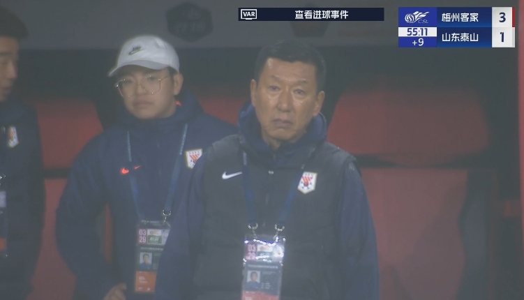 半場1-3落后遞補(bǔ)隊(duì)！場邊的崔康熙表情焦急