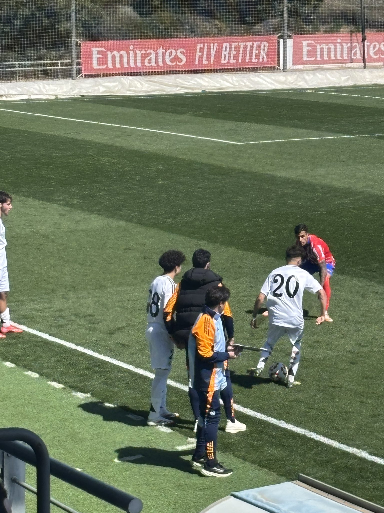 天賦滿滿！馬塞洛15歲兒子恩佐皇馬U19首秀，登場(chǎng)5分鐘腳后跟助攻