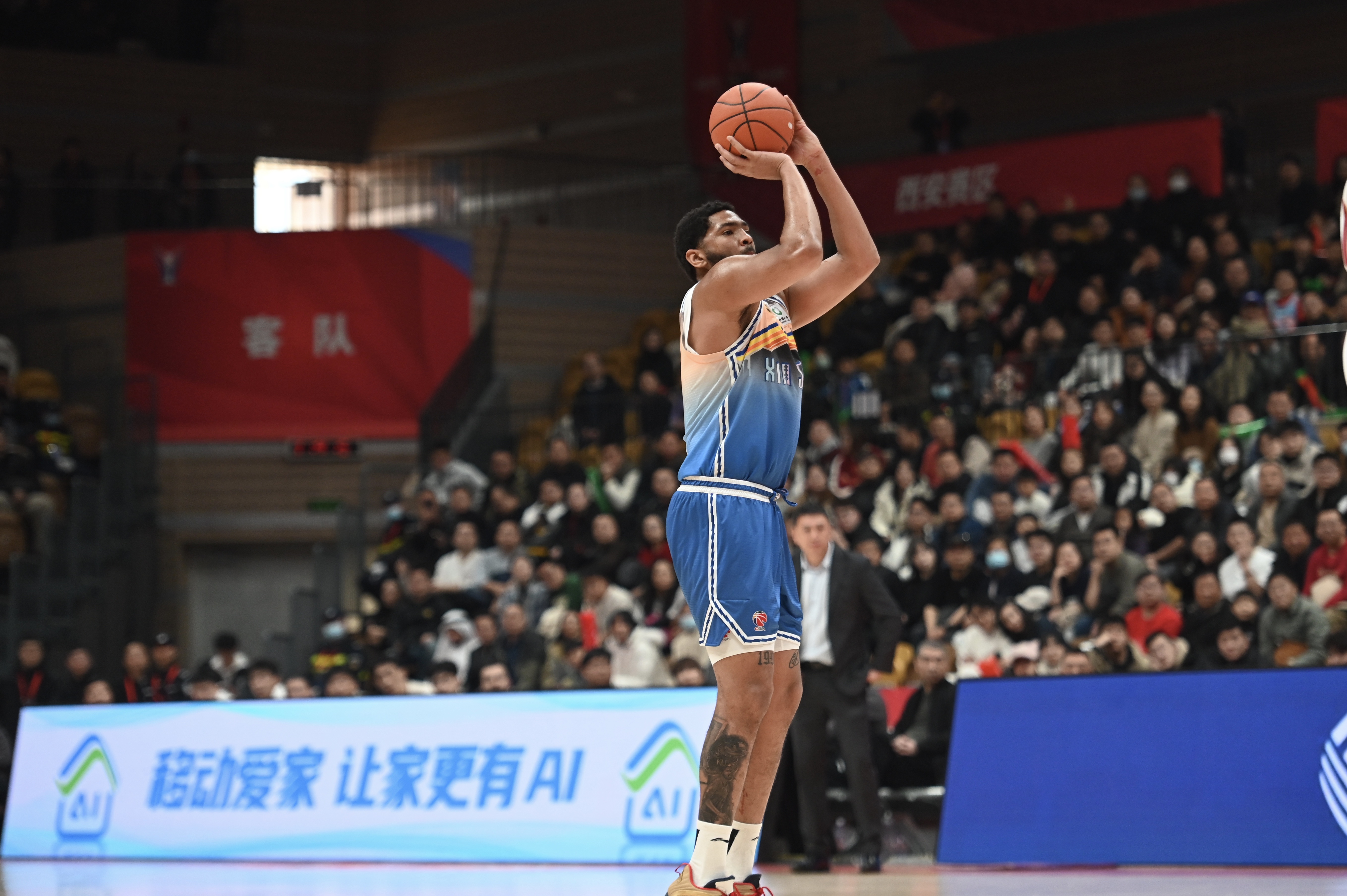 率先發(fā)力！新疆外援勞森首節(jié)7中5拿到11分 三分2中1