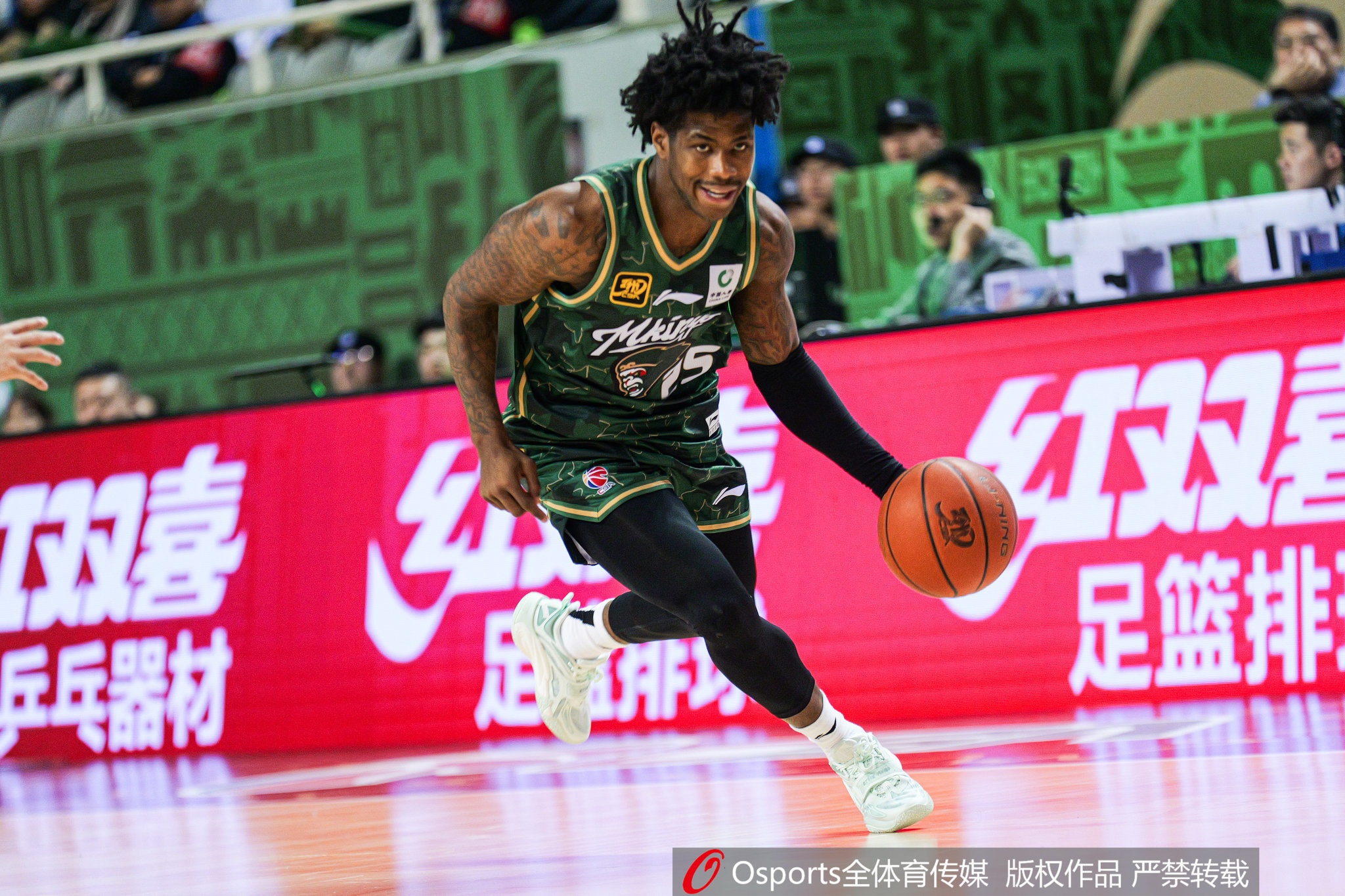 這外援猛得很！肯德里克-戴維斯16投12中&罰球18中15砍43分6板9助