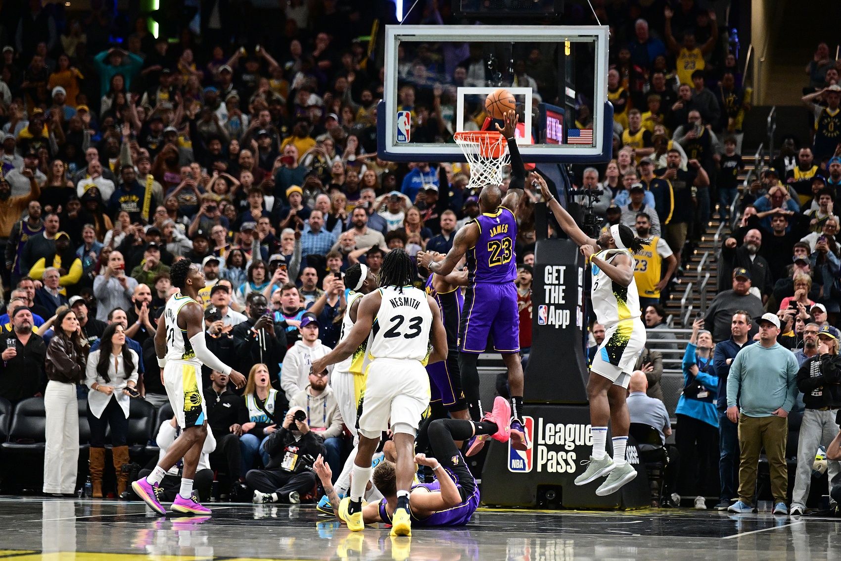 NBA歷史唯二面對(duì)同一支球隊(duì)有過3次壓哨絕殺的球員：?jiǎn)痰ず驼材匪?></div>
                <div   id=